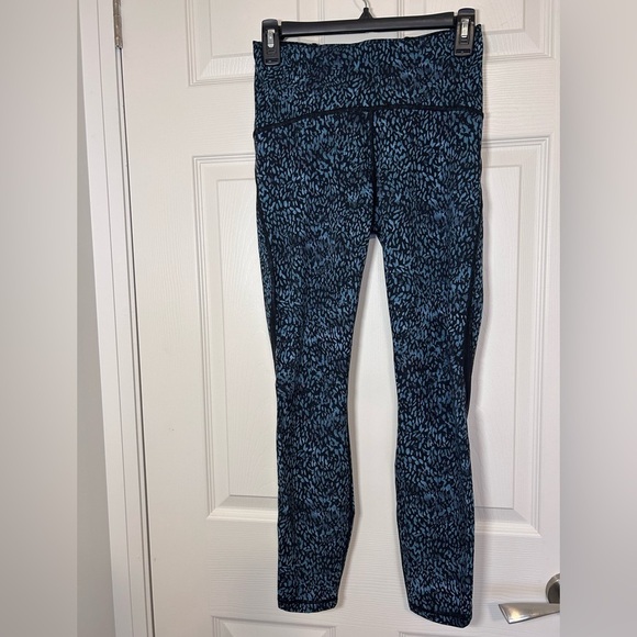 Lululemon Luxtreme 7/8 High Rise Train Times Leggings with mesh details- US 6 - Picture 2 of 10